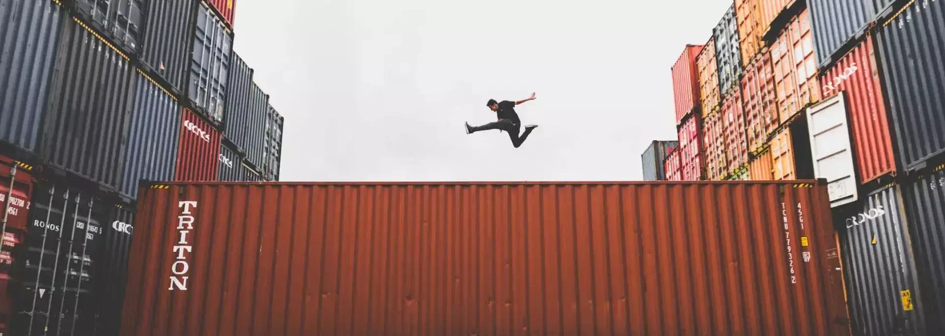 Mężczyzna skaczący z kontenera